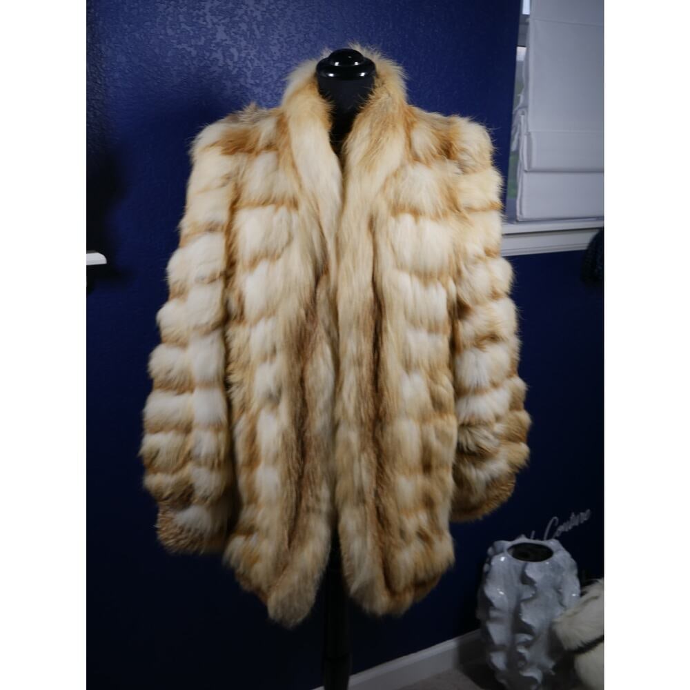 Gorgeous Directional Golden Island Fox Fur Coat Jacket: Here is a gorgeous Golden Island Fox fur coat, it has directional fur & Spiral sleeves. It is thinner strips of fur so it's a lighter weight. It is in great condition, no damage at all. Fur is buttery