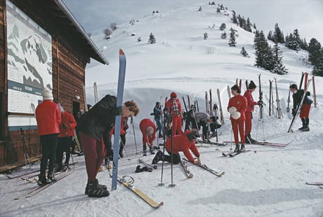 Slim Aarons 'Skiers At Gstaad' 1969 Oversize C Type Print Framed In Black: Description Slim Aarons 'Skiers At Gstaad' 1969 Oversize C Type Print Framed In Black Skiers at Gstaad, Switzerland, March 1969. Photo by Slim Aarons. C Type Open Edition Print Paper size 72 x