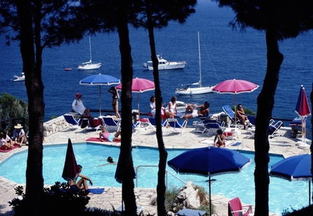 Il Pellicano Hotel' Slim Aarons: Description Il Pellicano Hotel Photo by Slim Aarons 1980 Holidaymakers relax beside the swimming pool of Il Pellicano Hotel in Porto Ercole, Tuscany, August 1980. Open Edition C type print Archive