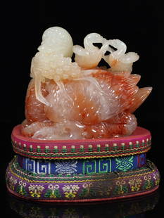 Beautiful Chinese Shoushan Stone Carved Goose Statue w Box: Title: Beautiful Chinese Shoushan Stone Carved Goose Statue w Box Date/Period: After1900 Origin: Chinese Dimension: 130x120x100(mm) 5.12x4.72x3.94(inches) Weight 1.57 lbs/713.4g Materials: Shoushan St