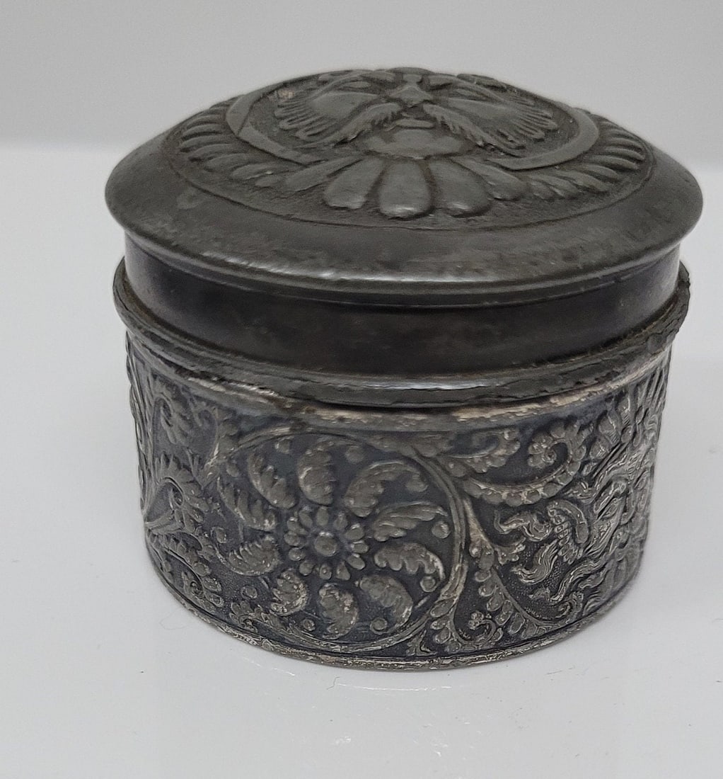 Vintage Art Deco Meriden B Quadruple plate Trinket Pill Box Repousse Raised Bust Man God Snuff: Vintage Art Decor Meriden B Quadruple plated Trinket Box Repousse Raised Bust Man God Snuff Tobacco In good condition, around the lid, the metal feels rough. Marked on the bottom Meriden B Quadruple p