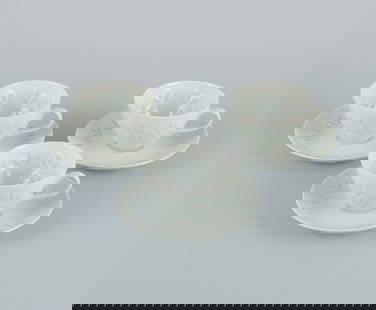 Friedl Holzer-Kjellberg (1905-1993) for Arabia. Three sets of Arabia mocha cups and saucers in rice: Friedl Holzer-Kjellberg (1905-1993) for Arabia. Three sets of Arabia mocha cups and saucers in porcelain. Mid 20th century. Signed. In excellent condition. Cup: 7.0 cm. without handle x 4.5 cm. Saucer