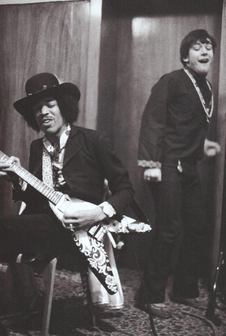 LINDA MCCARTNEY - Jimi Hendrix tuning, w Eric Burdon, London, Xmas, 1967 (1 of 1)