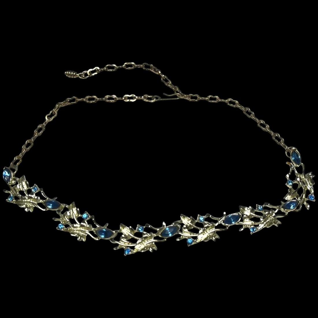 Vintage Ornate Leaf and Vine Necklace: Title: Vintage Ornate Leaf and Vine Necklace Description: Vintage Ornate Leaf and Vine Necklace Length is adjustable Please refer to the pictures and reach out with any questions Date/Period: Vintage 