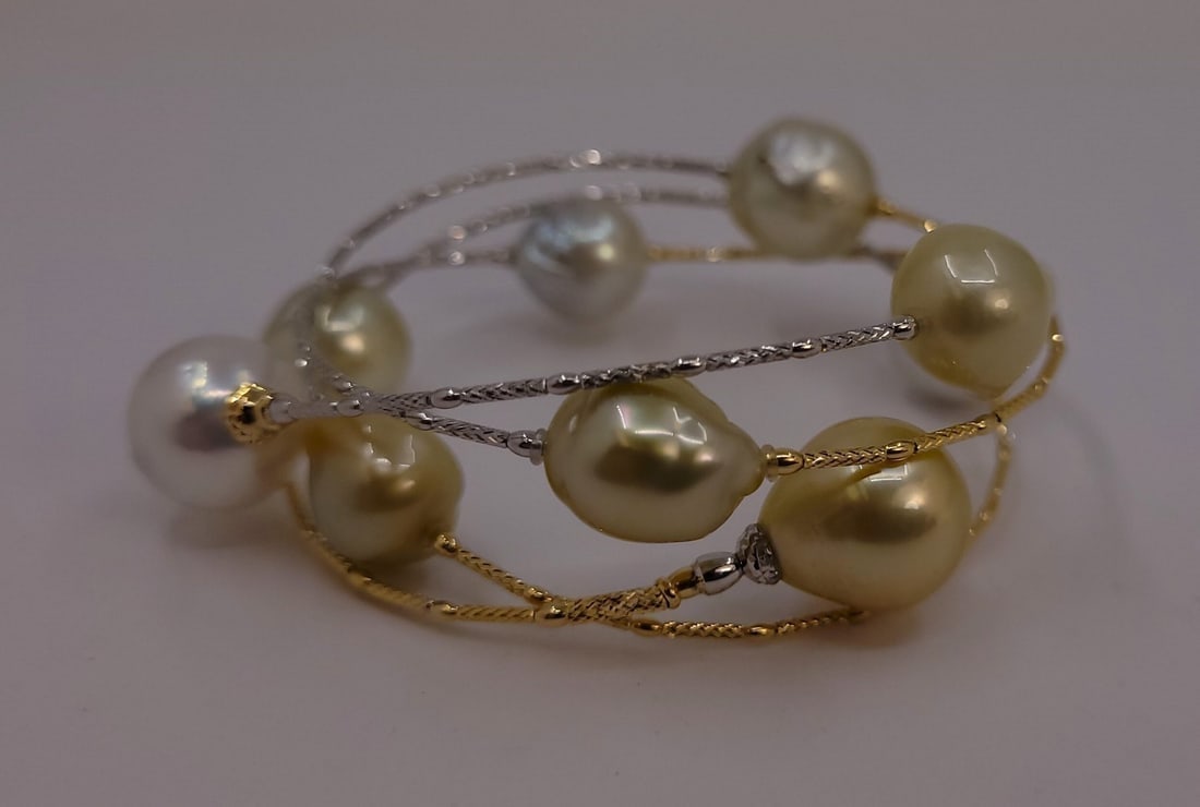 Bracelet - 18 kt. White gold, Yellow gold - Golden South Sea Pearls: Title: Bracelet - 18 kt. White gold, Yellow gold - Golden South Sea Pearls Description: This bracelet measures 55cm in total and wraps beautifully several times around the wrist. The bracelet contains