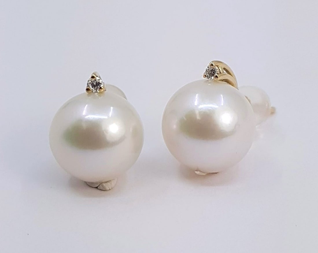 9X10mm White Edison Pearls - 0.04Ct - Earrings - 14 kt. Yellow gold: Title: 9X10mm White Edison Pearls - 0.04Ct - Earrings - 14 kt. Yellow gold Description: Classic Elegance! Produced by the Hyriupsis Cumingi oyster in the warm waters of Southeast Asia, these pearls ha