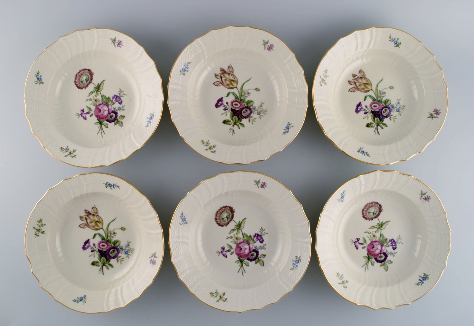 Six Royal Copenhagen Frijsenborg deep plates in hand-painted porcelain with flowers and gold edge.: Six Royal Copenhagen Frijsenborg deep plates in hand-painted porcelain with flowers and gold edge. 1950s. Measures: 22 x 5 cm. In excellent condition. Stamped. 3rd factory quality. Model number 910/16