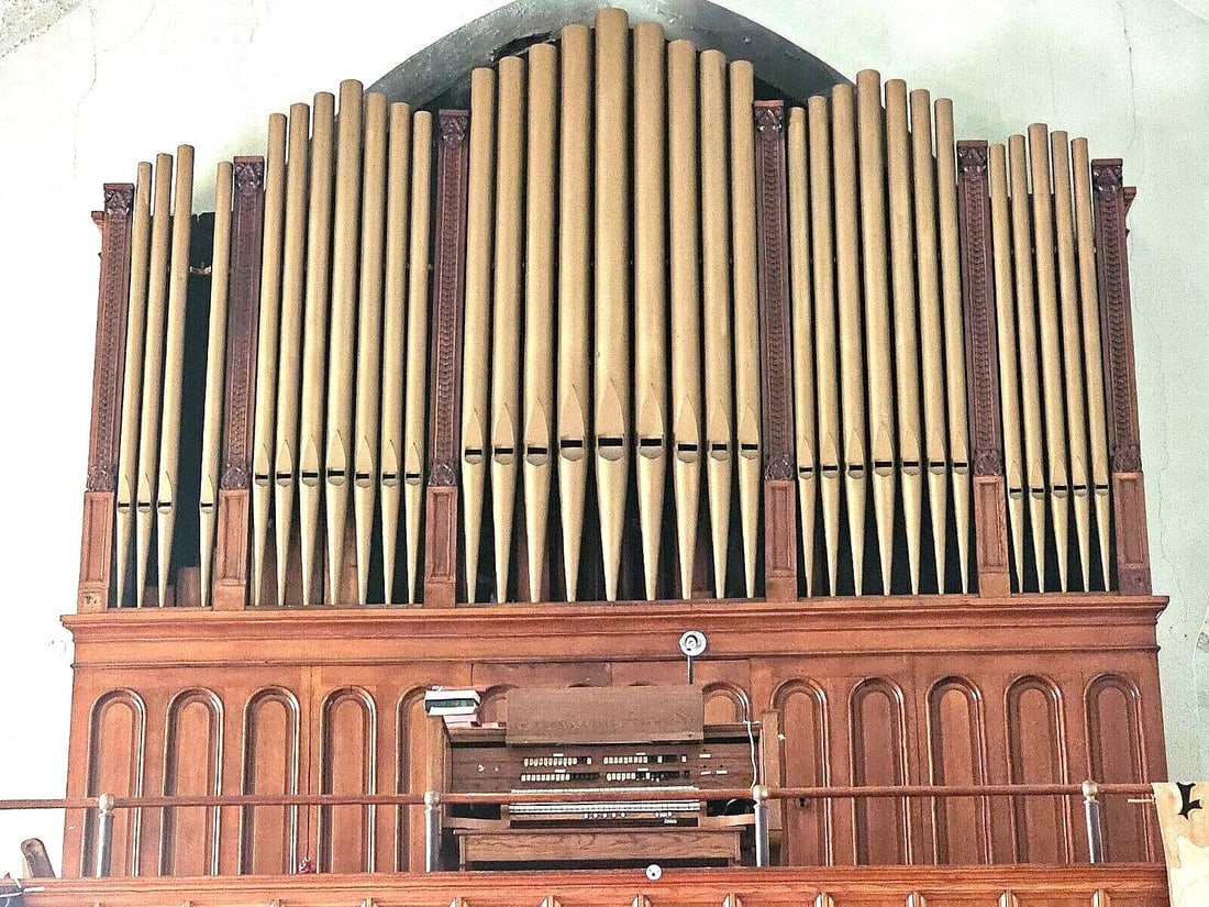 Antique Neo Gothic Pipe Church Organ in Oak Casement: Vintage from before 2000 Materials: oak, wood, metal Antique Neo Gothic Pipe Church Organ in Oak Casement Originally made in 1913 and updated throughout the years, this pipe organ is made with remarka