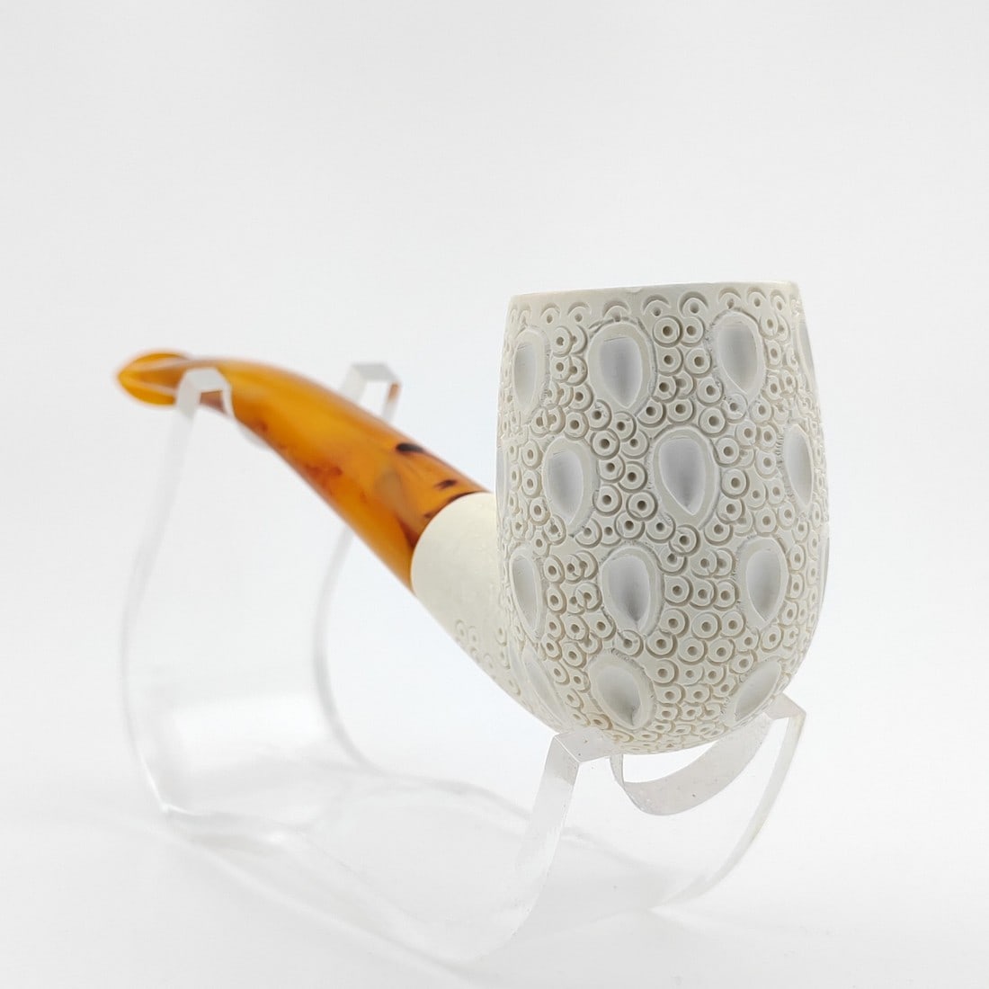 Classic Lattice Meerschaum Pipe: Title: Classic Lattice Meerschaum Pipe Materials: Meerschaum Dimension: 5.1 inch (13cm) Additional Information: Classic Lattice,Hand carved Meerschaum Pipe. Made in Turkey,Eskisehir by Meerschaum Carv