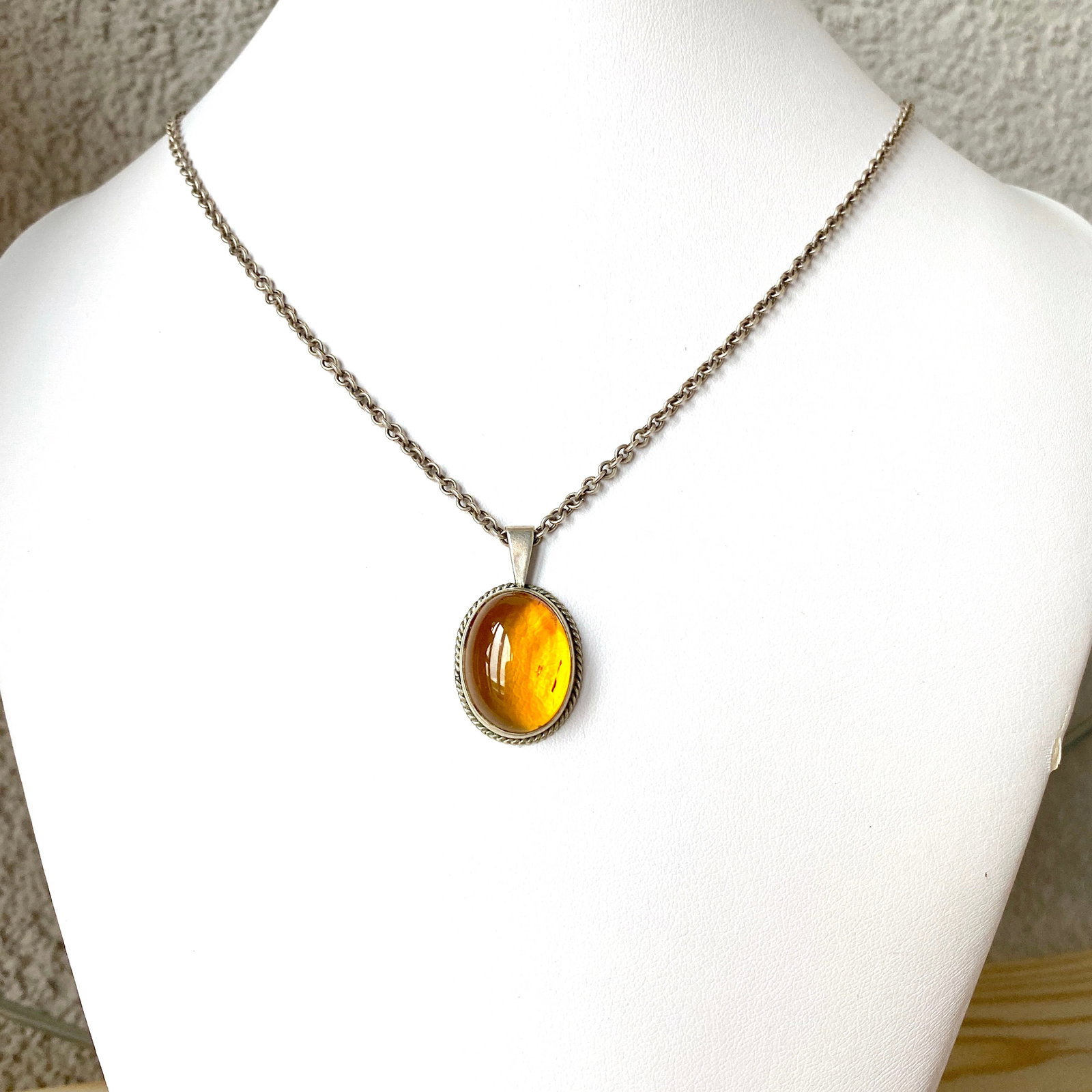 Incredible Amber Pendant shaped like a Drop: Title: Incredible Amber Pendant shaped like a Drop Metal:Metal Gemstone: Amber Weight :8.29 g Size:Size: 17.25 x 30.0 x 9.4 mm Size: 0.679 x 1.181 x 0.37 inches Made of: (Reconstituted Amber or Whole 