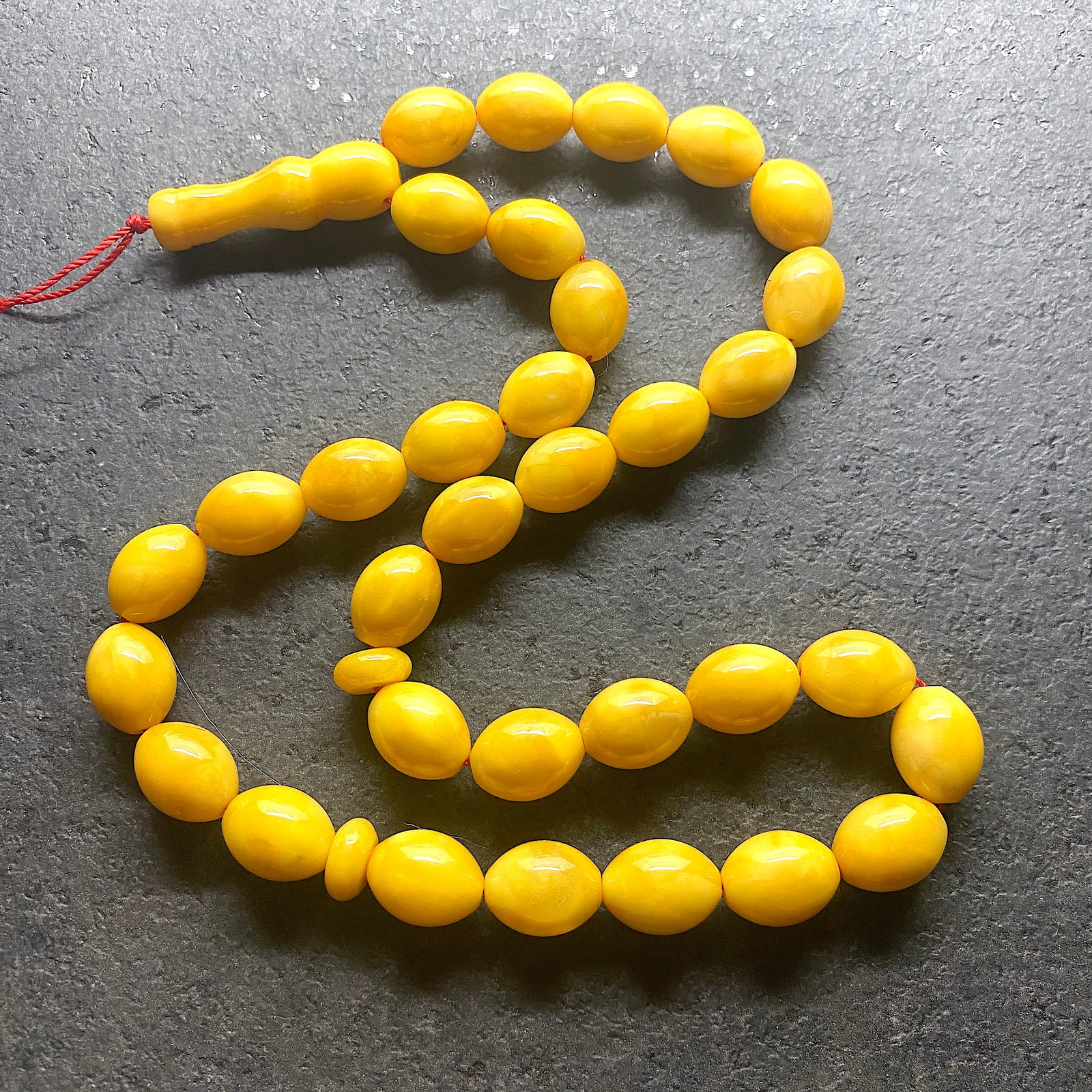 Beautiful Amber Tesbih made from Olive shaped Amber beads: Title: Beautiful Amber Tesbih made from Olive shaped Amber beads Metal:None Gemstone: Amber Weight :26.1 g Size:Bead size: 13.0 x 10.0 mm Bead size: 0.512 x 0.394 inches Made of: (Reconstituted Amber 