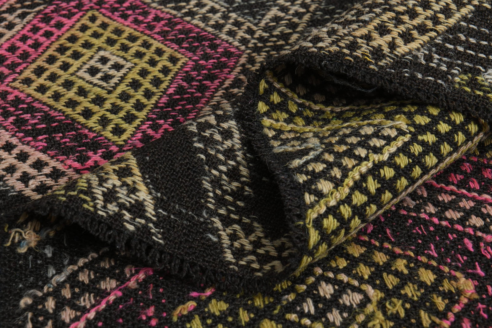 4x6'5 ft, BROWN CHECKERED: Title: 4x6'5 ft, BROWN CHECKEREDOridign: Turkey Date/Period: 1960 - 1970 Materials: Wool and Cotton Size: Width: 4 feet Length: 6.5 feet Provenance: This Turkish one-of-a-kind Vintage Flatweave Kilim 