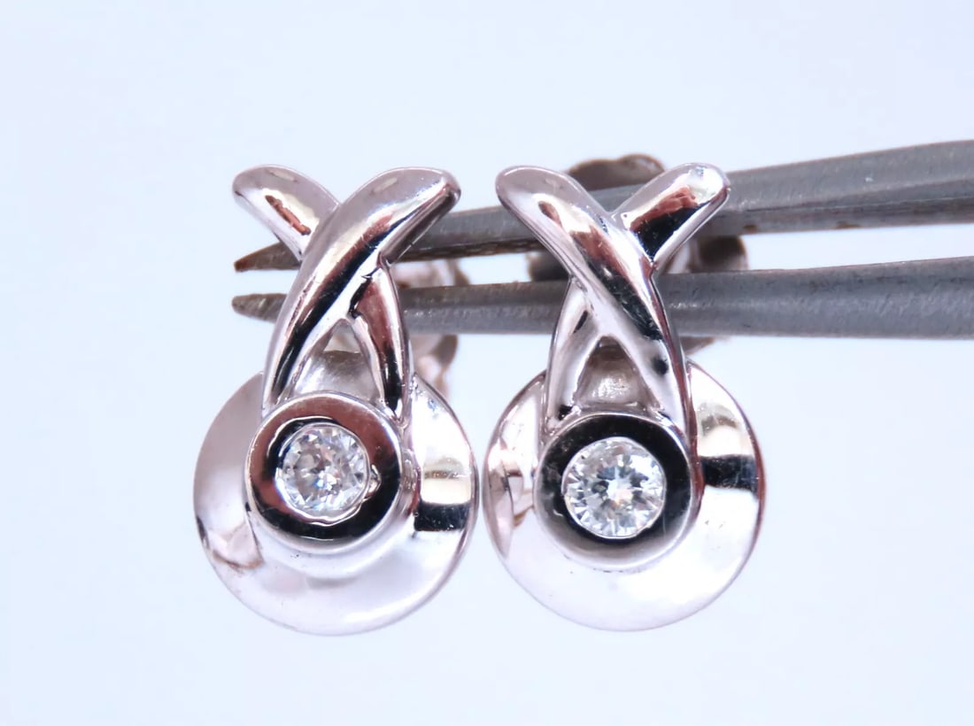 .10ct Natural diamond earrings 14kt white gold: Stud Form diamond earrings. .10 carat natural round diamonds H - color si-1 clarity 14 karat white gold 1.9 grams Earrings measure 11 x 7mm wide Reserve: $240.00 Shipping: Domestic: Free ship
