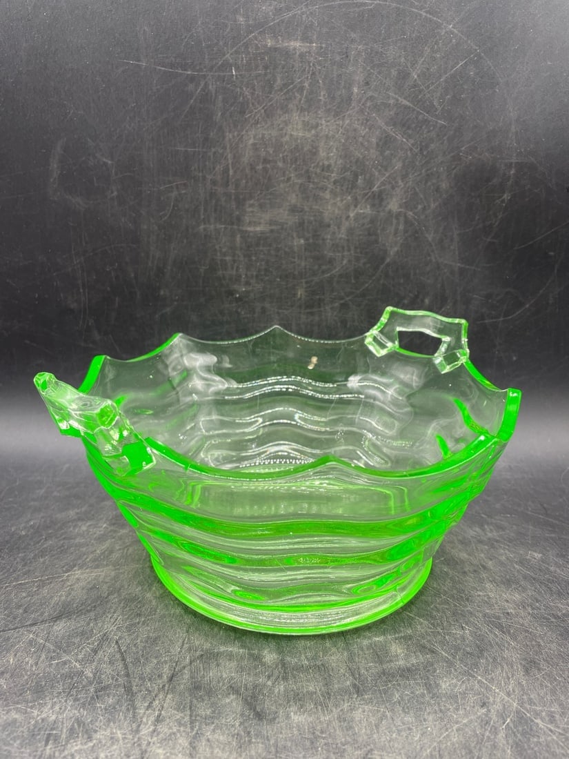 Vintage Green Vaseline Uranium Glass Art Deco Ribbed Handled Scalloped Bowl (1 of 8)