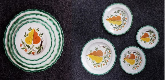 Green Shell-edged Nested Oak Leaf Design Small Pearlware Dishes, Circa 1800.