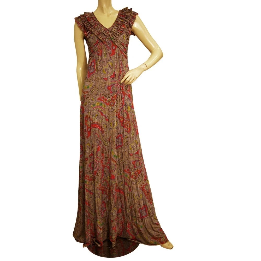 ETRO Purple Red Paisley Print Sleeveless Ruffled Neckline Maxi Long Dress 40: ETRO Purple Red Paisley Print Sleeveless Ruffled Neckline Maxi Long Dress 40 This magnificent dress by ETRO has the perfect out of the ordinary and extremely impressive style!! It is a maxi length sle