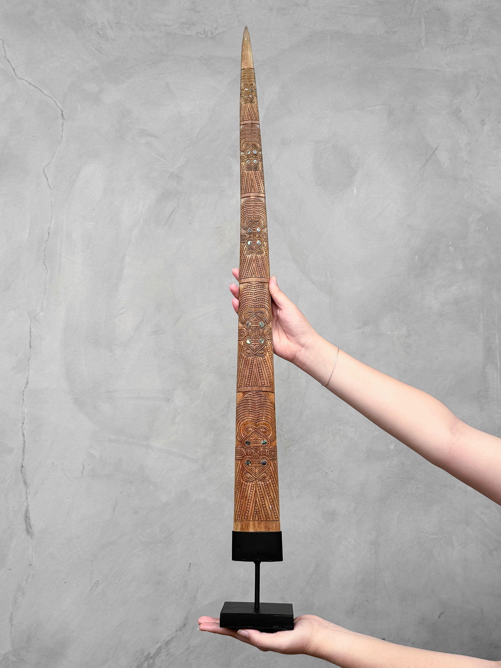 Swordfish tusk Maori - Wheku & Tiki: Title: Swordfish tusk Maori - Wheku & Tiki Maker:Unknown Origin: Indonesia Date/Period:2025 Materials:Xiphias Gladius, Bone, steel Dimensions:Height: 94 cm / 37 inches Description:An extra large sword