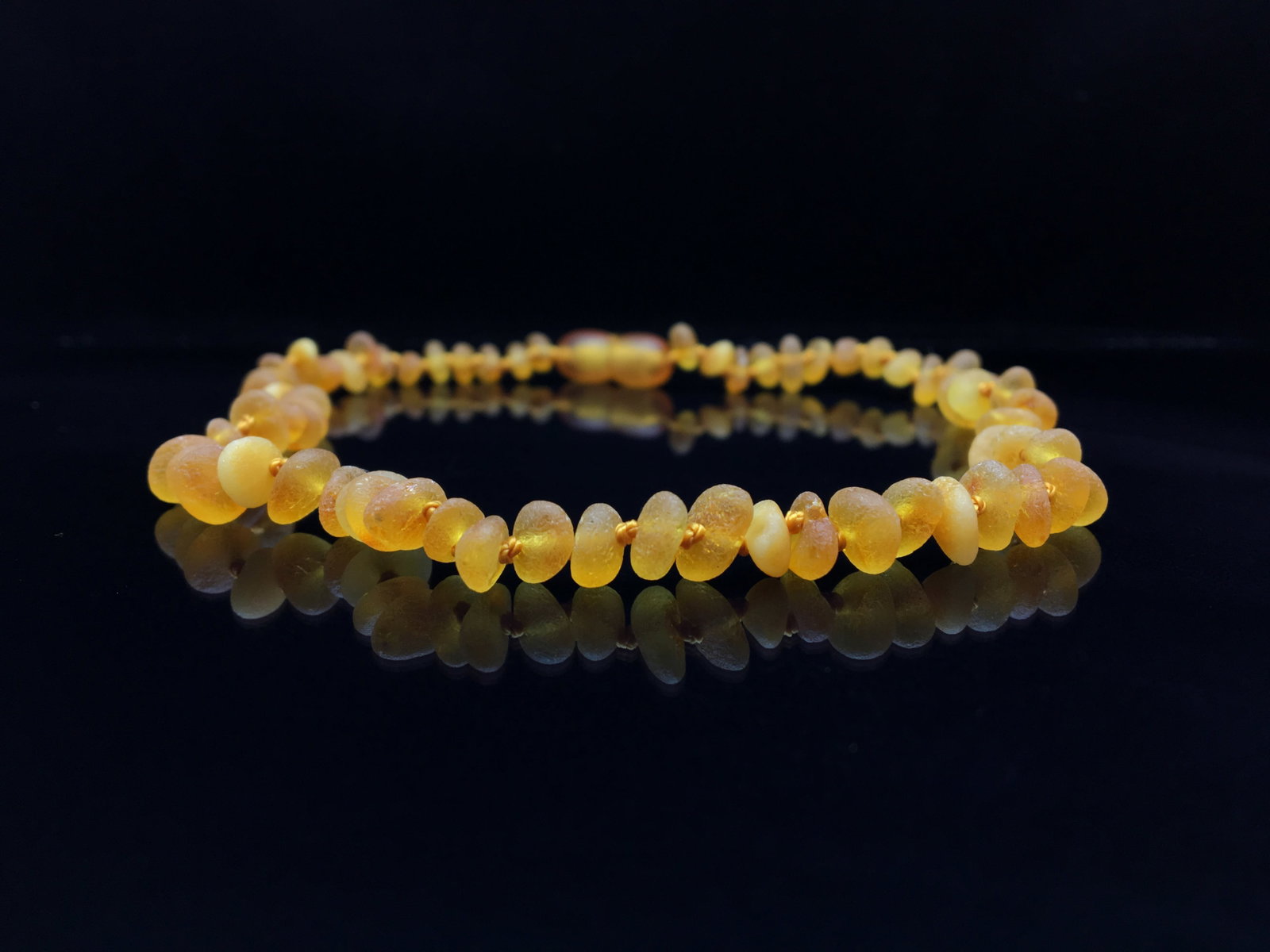 Exquisite Amber Necklace made from Oval shaped Amber beads: Title: Exquisite Amber Necklace made from Oval shaped Amber beads Metal: None Gemstone: Amber Size: Bead size: 6.27 mm Bead size: 0.247 inches Length: 32 cm Weight: 99 Made of: (Reconstituted Amber or