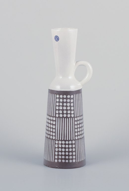 Mari Simmulson (1911-2000) for Upsala Ekeby. "Ruta" pitcher/vase in ceramic. Stylish design.: Mari Simmulson (1911-2000) for Upsala Ekeby. "Ruta" pitcher/vase in ceramic. Stylish design. Model number: 4564. Approximately from the 1960s. Marked. Label. In excellent condition. Dimensions: H 25.8
