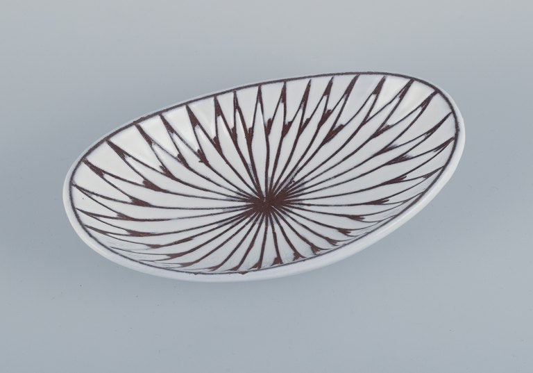 Mari Simmulson for Upsala Ekeby, Sweden. "Mars" ceramic bowl in white glaze. Modernist design.: Mari Simmulson for Upsala Ekeby, Sweden. "Mars" ceramic bowl in white glaze. Modernist design. Approx. 1960. Model 4145 MArked. Perfect condition. Dimensions: L 23.0 cm. x W 13.8 cm. x H 4.5 cm. Reser
