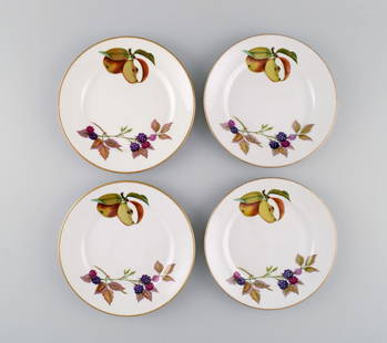 Royal Doulton, England. Four Evesham plates in porcelain decorated with fruits and gold edge. 1960s.: Royal Doulton, England. Four Evesham plates in porcelain decorated with fruits and gold edge. 1960s. Diameter: 16.5 cm. In excellent condition. Stamped. Reserve: $189.00 Shipping: Domestic: Shipping r