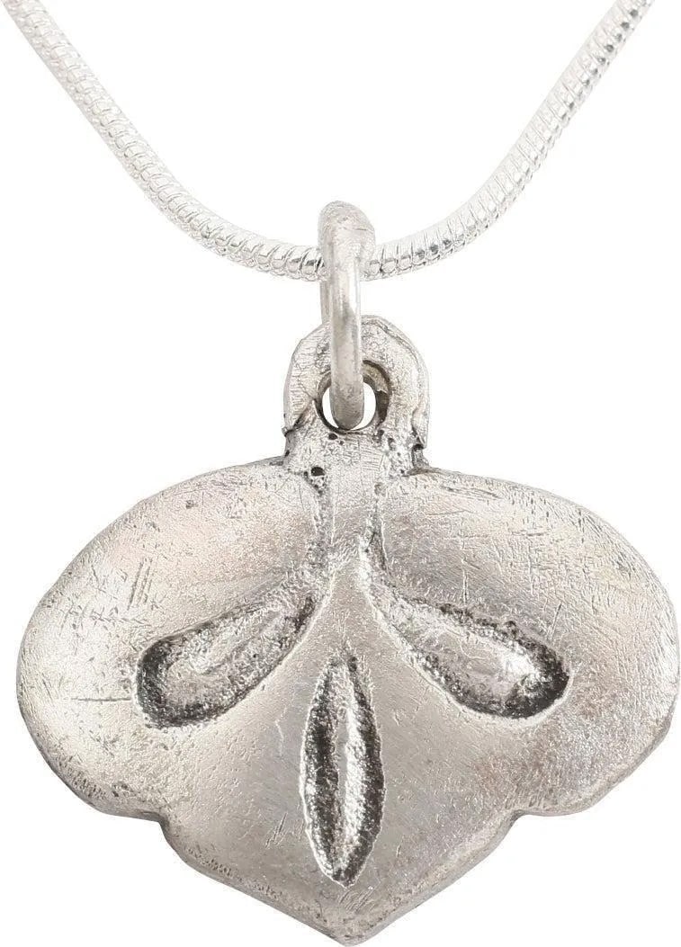 FINE VIKING HEART PENDANT NECKLACE, C.900-1050 AD (1 of 4)