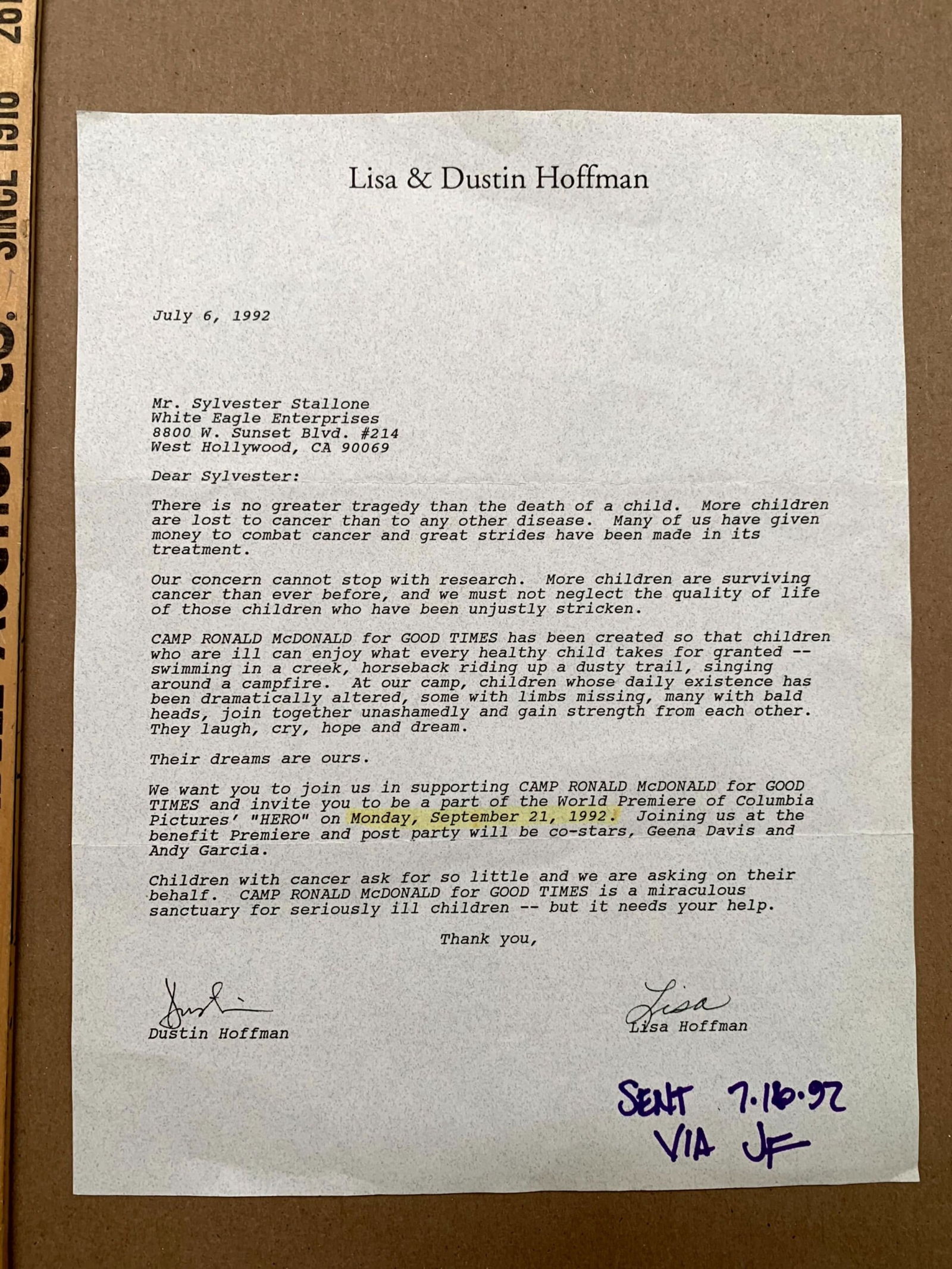 Dustin Hoffman Correspondence - Sylvester Stallone (1992) 9x13 US Signed Letter & Envelope: Dustin Hoffman Correspondence - Sylvester Stallone (1992) 9x13 US Signed Letter & Envelope, Please refer to the attached photos to determine the condition of this original vintage item. Note: LB means
