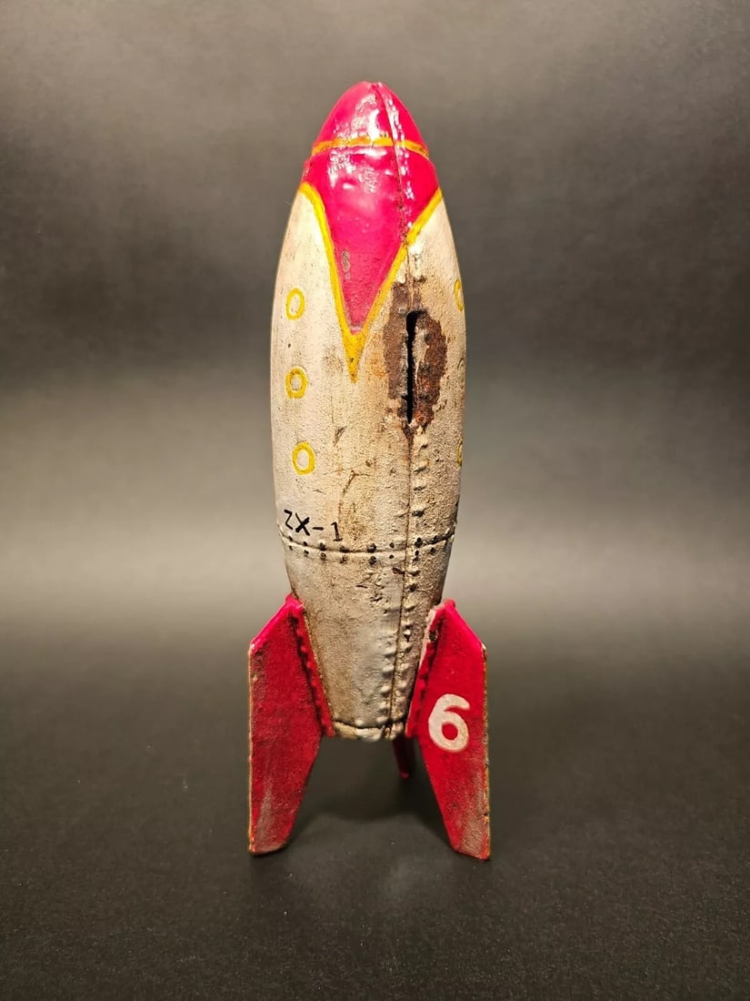 Cast Iron Rocket Coin Bank: 9" Tall x 3" wide Wonderful cast iron reproduction antique coin bank. As you can see this coin bank looks like an original! See the images for the best details. Such a neat collectible! Reserve: $50.0
