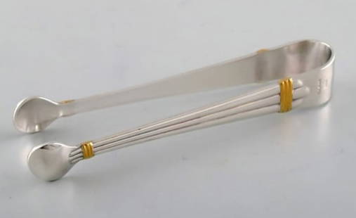 Bernard Yot for Christofle Aria sugar tong in plated silver with gold accent.: Title: Bernard Yot for Christofle. Aria sugar tong in plated silver with gold accent.Description: Bernard Yot for Christofle. Aria sugar tong in plated silver with gold accent. Measures: 11.5 cm. In v