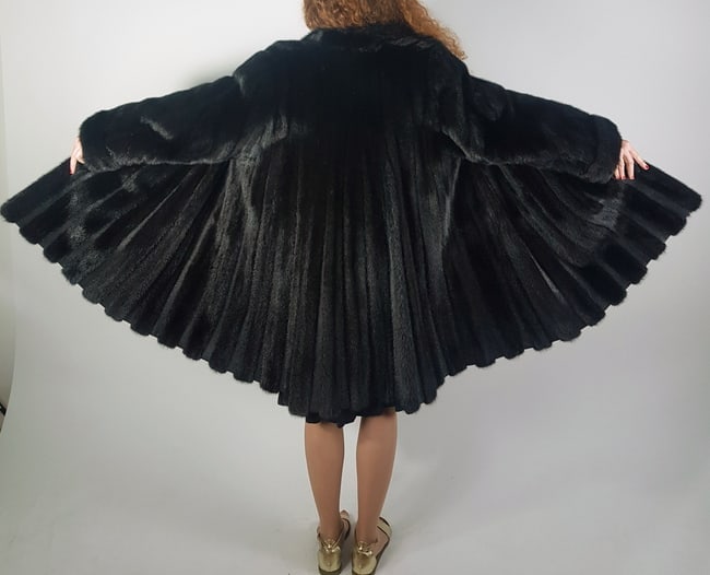 LONG MAHOGANY MINK FUR COAT EU: 3XL ; US: 24: Title: LONG MAHOGANY MINK FUR COAT EU: 3XL ; US: 24Dimensions: Approximate size- EU: 3XL; US: 24 : Important details: Length: 100cm/39.37in -Shoulders width:50cm/19.69in -Sleeve Length:60cm/23.62in -B