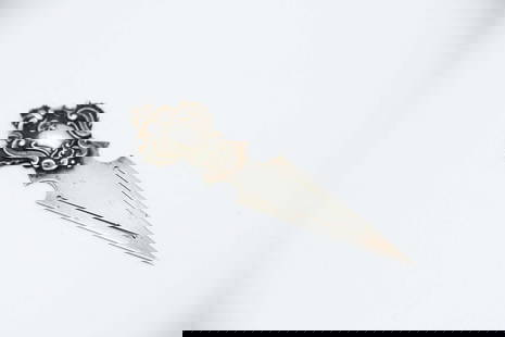 Embossed silver letter opener with triangular blade: Description: Embossed silver letter opener with triangular blade. Metal: Silver. Origin: Portuguese. Brand: Cabeça de eagle. Weight: 10.14 grams | 0.36 ounces. Dimensions: 9.6x0.3 cm | 3.78x0.12 inch