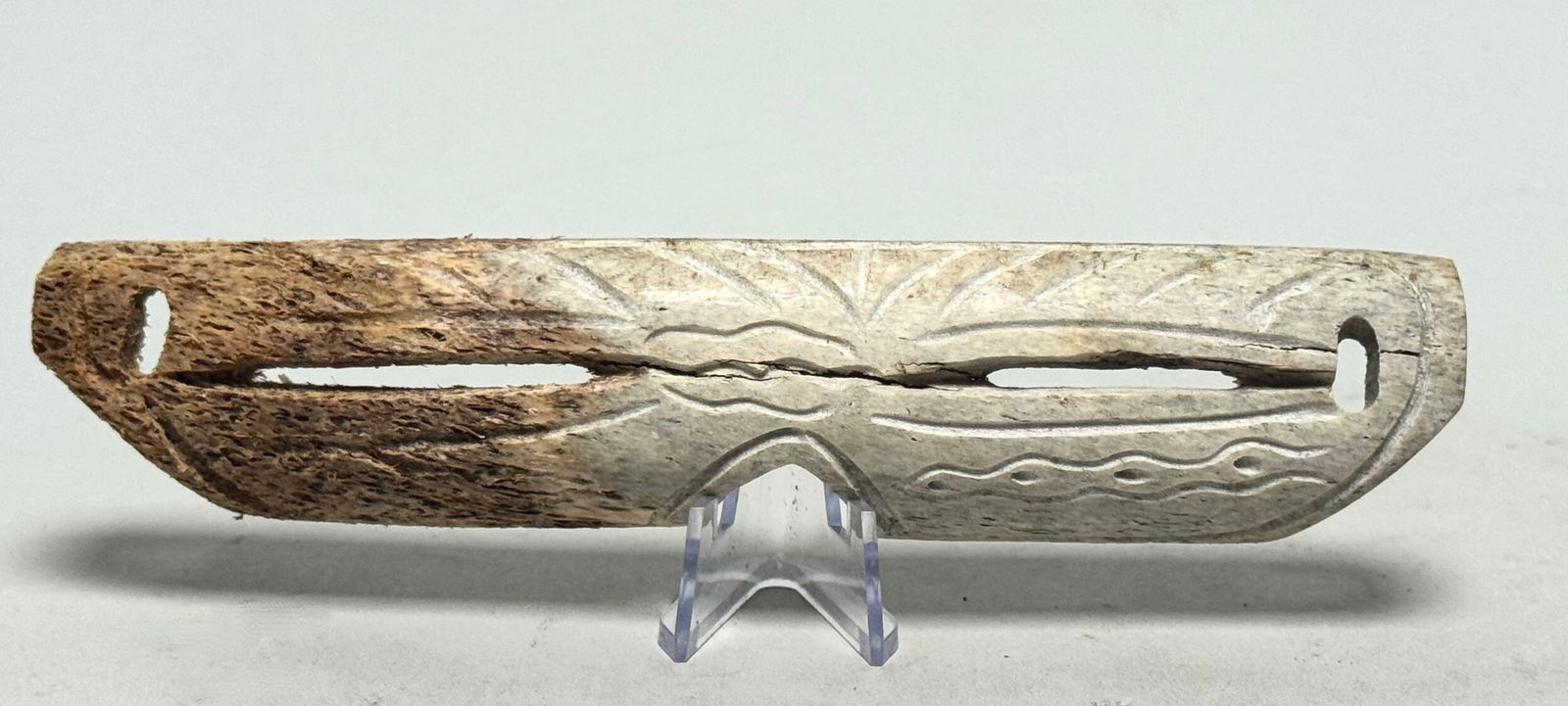 Eskimo Snow goggles - Bone - INUIT - Alaska: Authentic primitive Inuit Eskimo snow goggles from Alaska, worn to prevent snow blindness. Contemporary example in good, used condition. Rare. Dim: 15,5 x 3,5 x 1,5 cm. Stand included. Made of animal