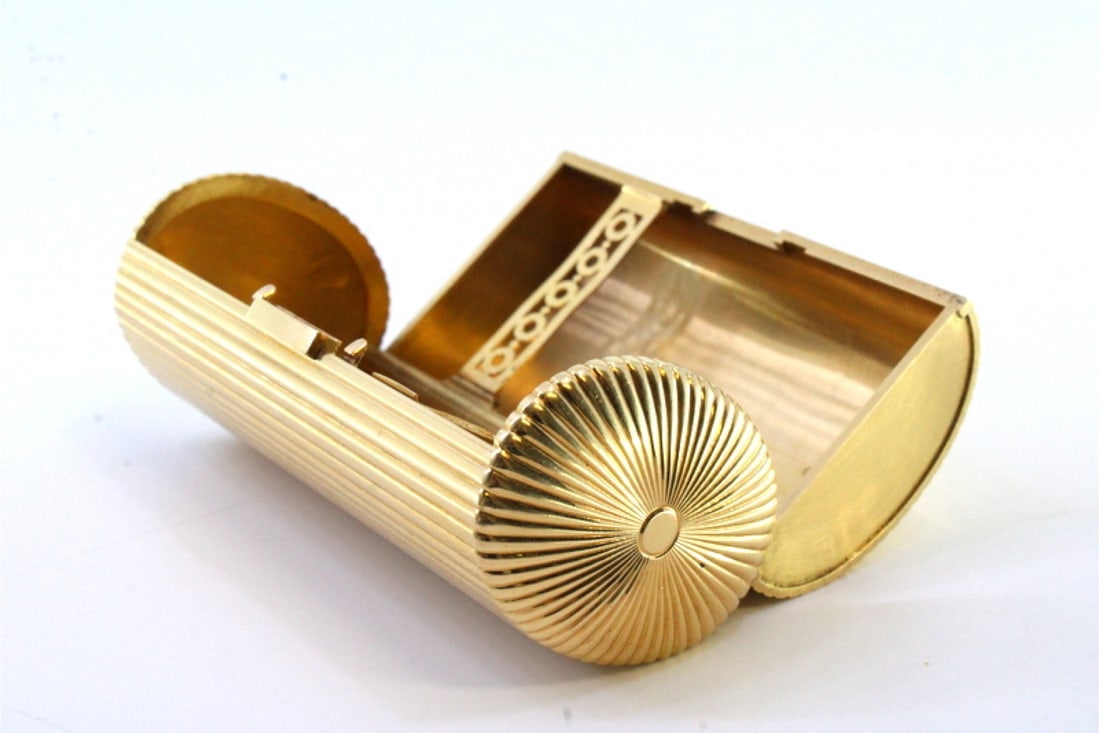 WOMEN'S CIGARETTE CASE IN FLUTED GOLD WITH HINGED PRESSURE LID AND INTERIOR WITH TWO CUT-OUT (1 of 12)