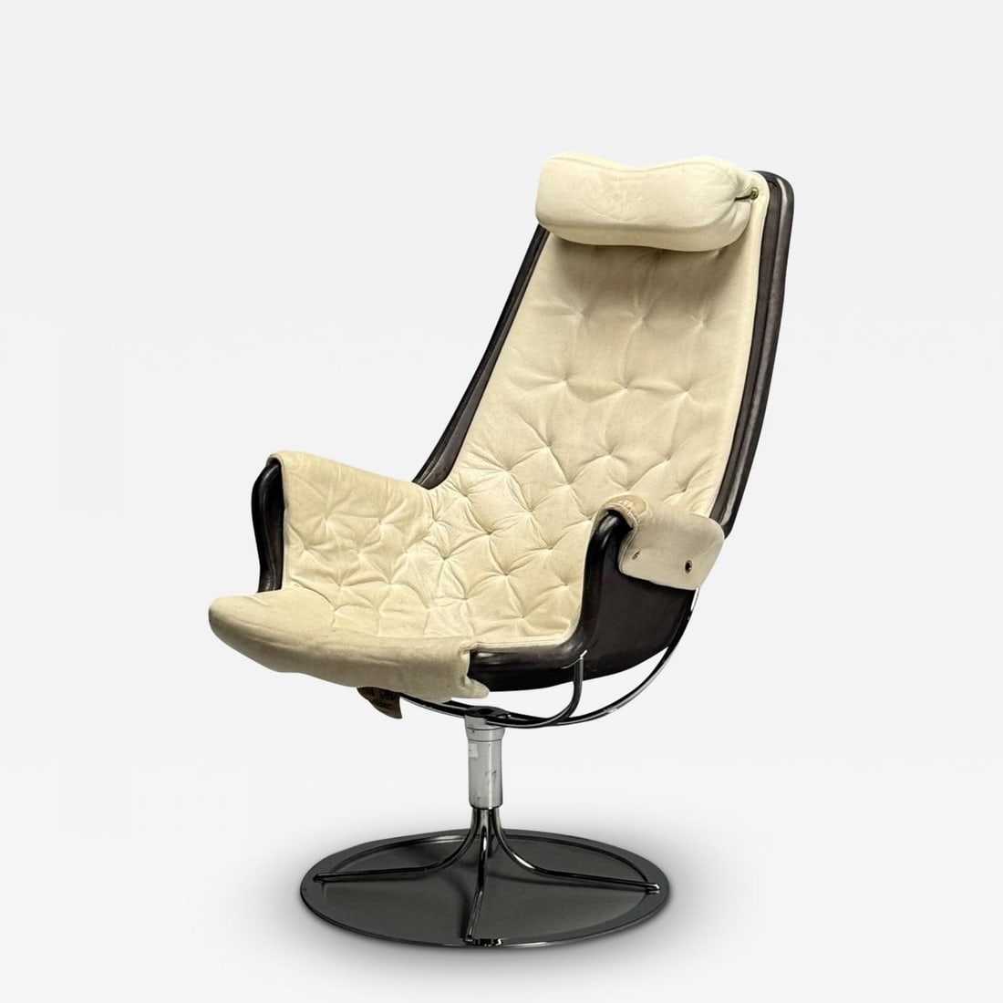 Bruno Mathsson, Dux, Mid-Century Modern, Jetson Swivel Chair, White Leather: Description: Bruno Mathsson, Dux, Mid-Century Modern, Jetson Swivel or Office Chair, White Leather, Sweden, 1970s This iconic Space Age swivel lounge chair, designed by Bruno Mathsson for DUX in the 1