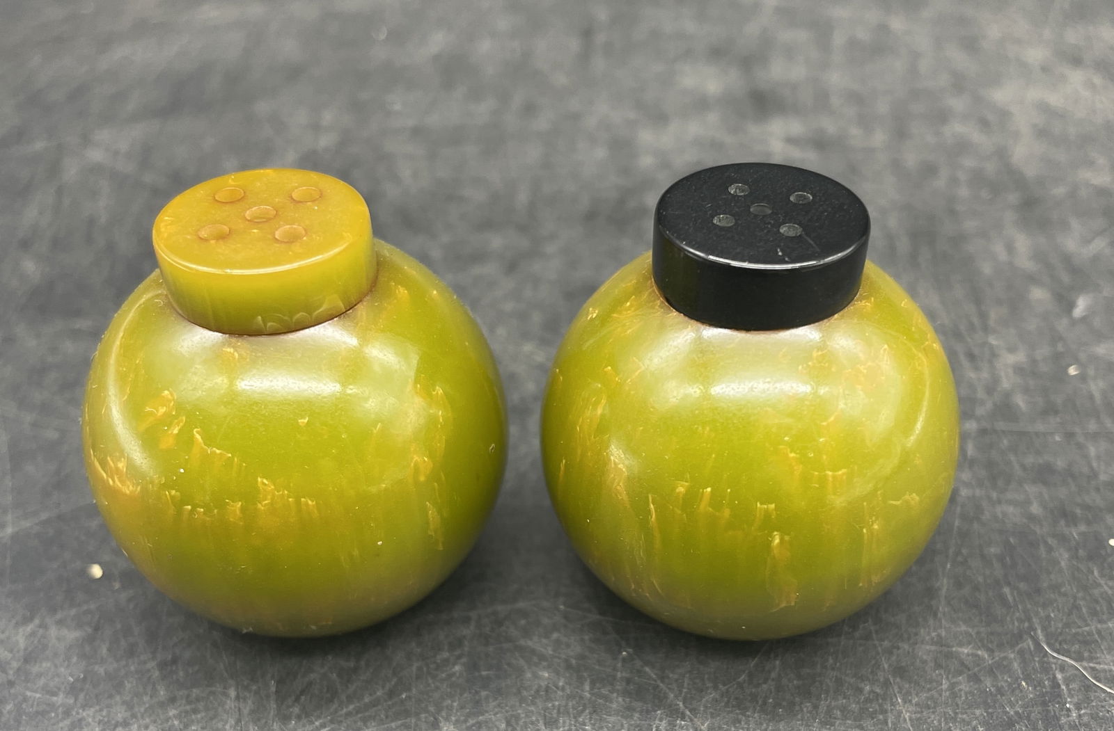 Vintage Bakelite MCM Retro Round Green Salt & Pepper Shakers Black Top (1 of 8)