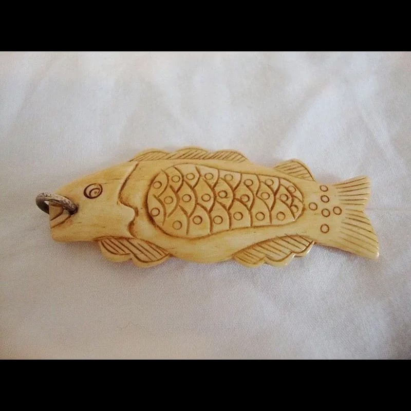 Antique Hand carved Fish bone Pendant: Antique carved Fish bone Pendant this is a very old pendant it is not a reproduction ,it has yellowed from age and is smooth to the touch.It measures 1x3" .I am not sure what ethnic group it is from.A