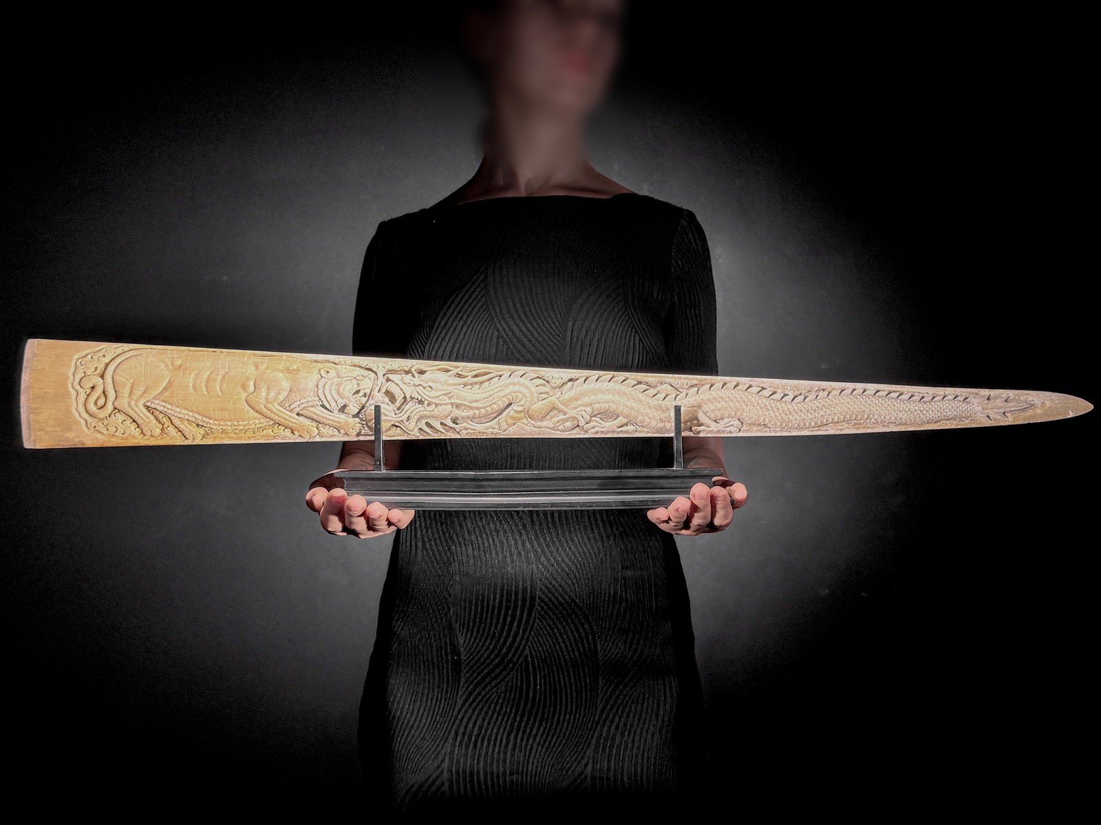 Beautiful carved swordfish rostrum - Dragon tiger motif: Title: Beautiful carved swordfish rostrum - Dragon tiger motif Maker:Unknown Origin: Indonesia Date/Period:2025 Materials:Xiphias Gladius, Bone, wood Dimensions:Length: 91 cm / 35.8 inches Description