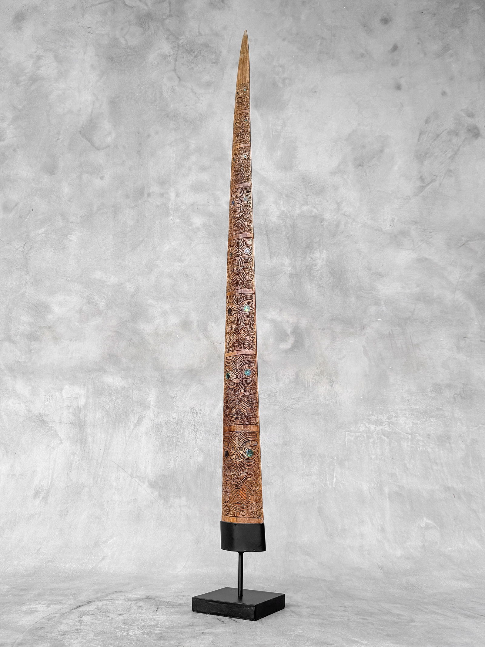 Swordfish tusk Maori - Wheku & Tiki: Title: Swordfish tusk Maori - Wheku & Tiki Maker:Unknown Origin: Indonesia Date/Period:2025 Materials:Xiphias Gladius, Bone, steel Dimensions:Height including stand: 98 cm / 38.5 inches Description:Sw