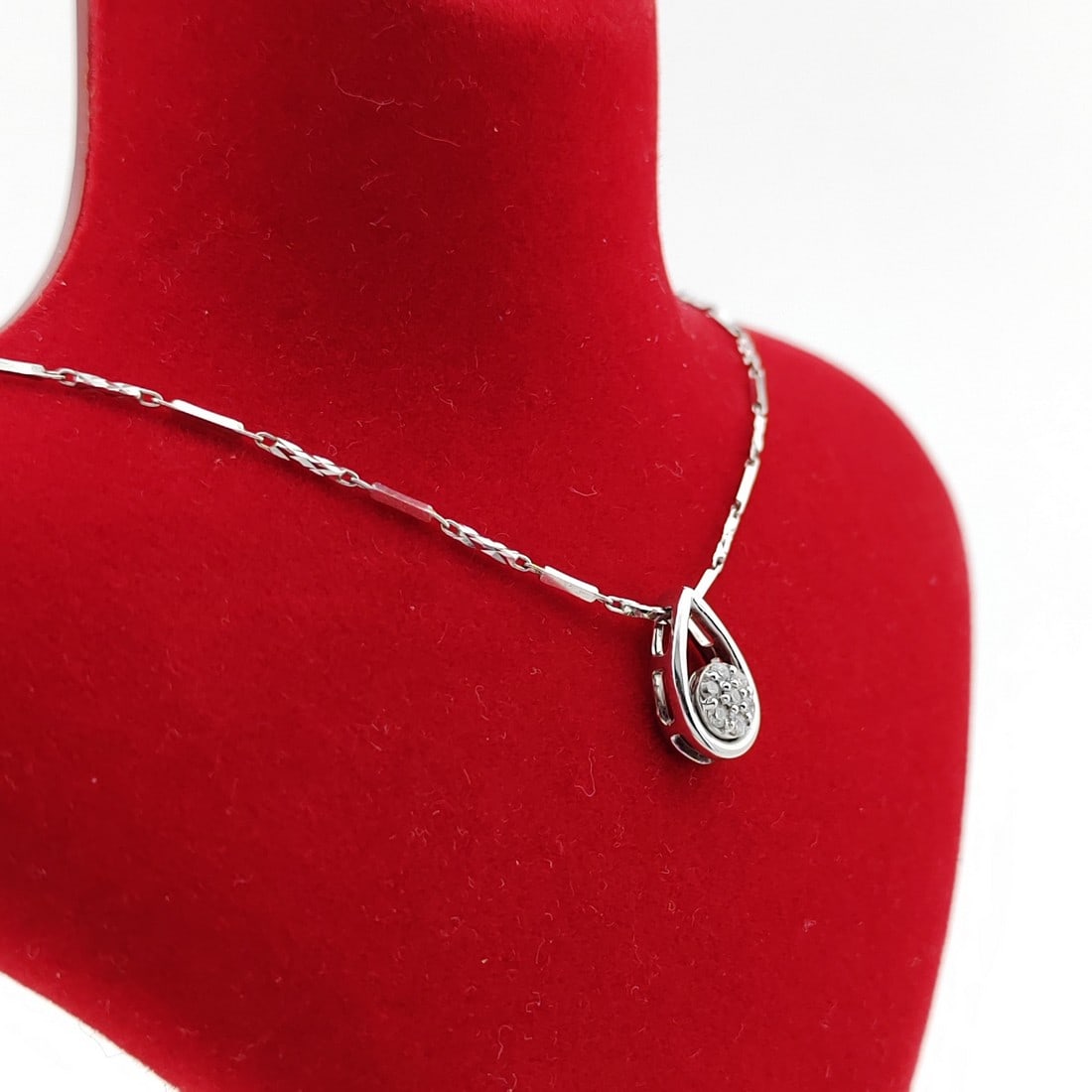 18K 750 White Gold Drop Ladies Necklace with Diamonds: Title: 18K 750 White Gold Drop Ladies Necklace with Diamonds Description: 18K 750 White Gold Drop Ladies Necklace with Diamonds Condition:New -Weight:3.69g -Size:17.71 inch (45cm) With Gift Box Expres