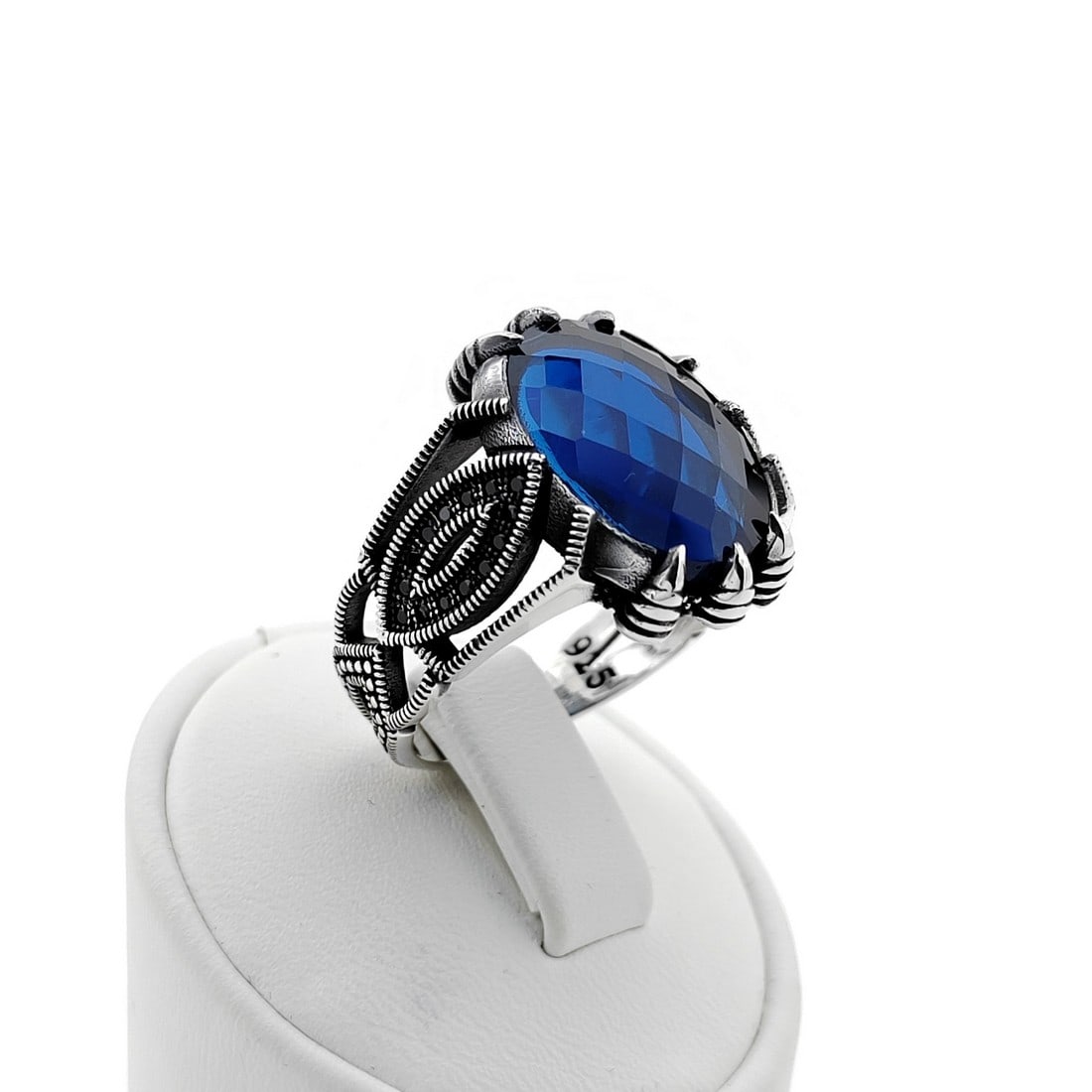 925 Silver Men's Ring with Facet Cut Blue Zircon and Black Zircons: Title: 925 Silver Men's Ring with Facet Cut Blue Zircon and Black Zircons Description: 925 Silver Men's Ring with Facet Cut Blue Zircon and Black Zircons -Weight:9.9g -Size: US Size 11.50 (21mm) With