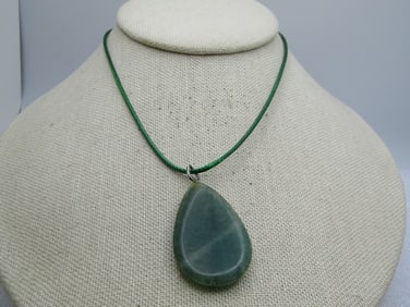 Vintage Green Jadeite Necklace, 16"-18", Teardrop. 1980's-1990's