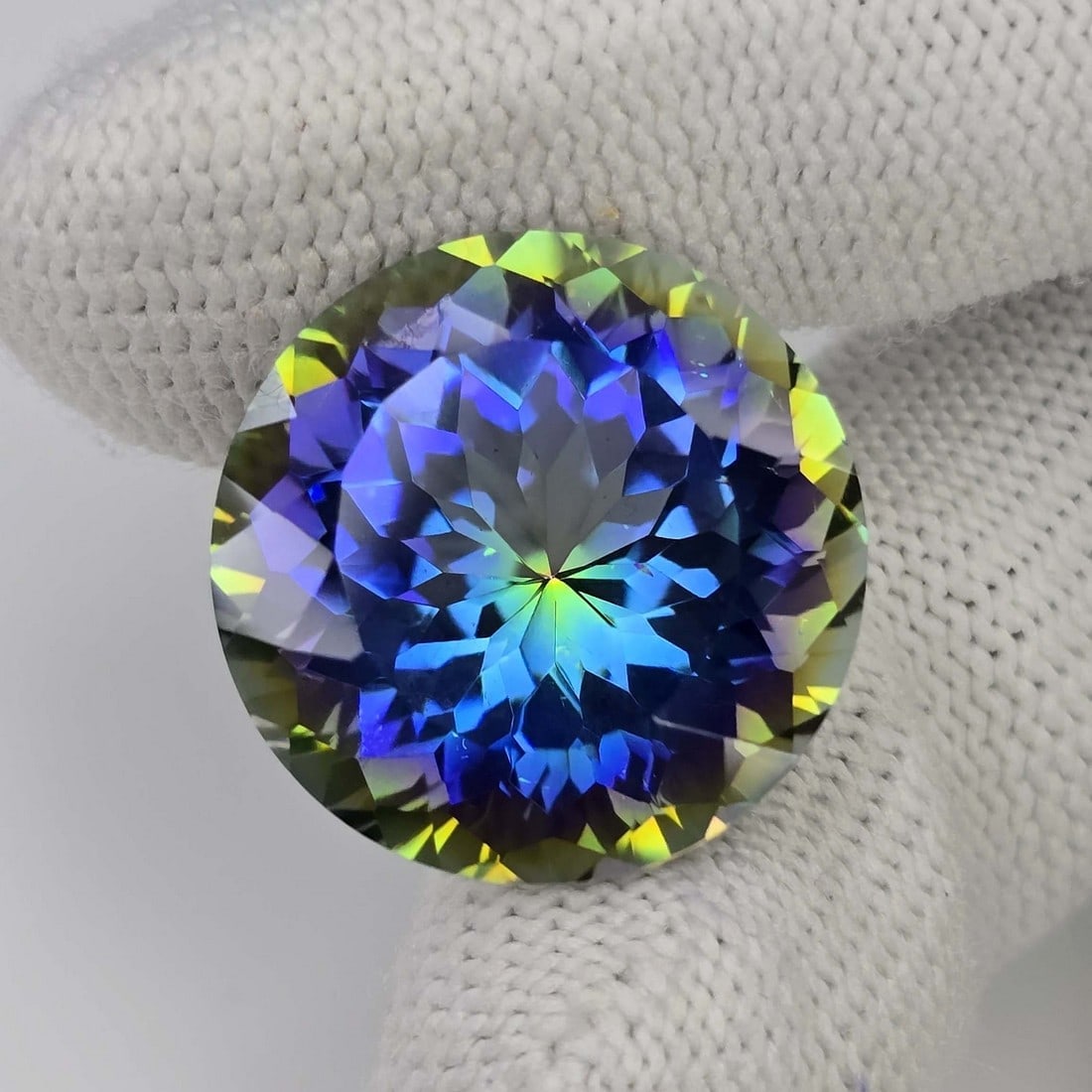 29.97 ct "Top Qulaity" Natural Rainbow Mystic Quartz: Title:29.97 ct "Top Qulaity" Natural Rainbow Mystic Quartz Description:Gemstones: Natural Mystic Quartz / Carat Weights: 29.97 ct / Size or Dimensions: 20.70 X 20.70 X 14.20 mm / Treatment: Coated Mat