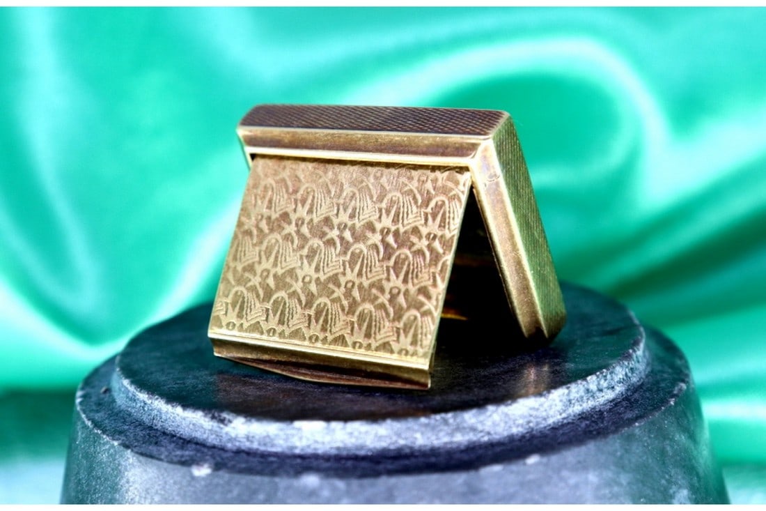 GOLD PILL BOX WITH RELIEFS ON THE LID AND BACK, FRIEZES ON THE EDGE: Title: GOLD PILL BOX WITH RELIEFS ON THE LID AND BACK, FRIEZES ON THE EDGE Description: Gold pill box with reliefs on the lid and back, friezes on the surround. Metal: Gold. Origin: European. Brand: U