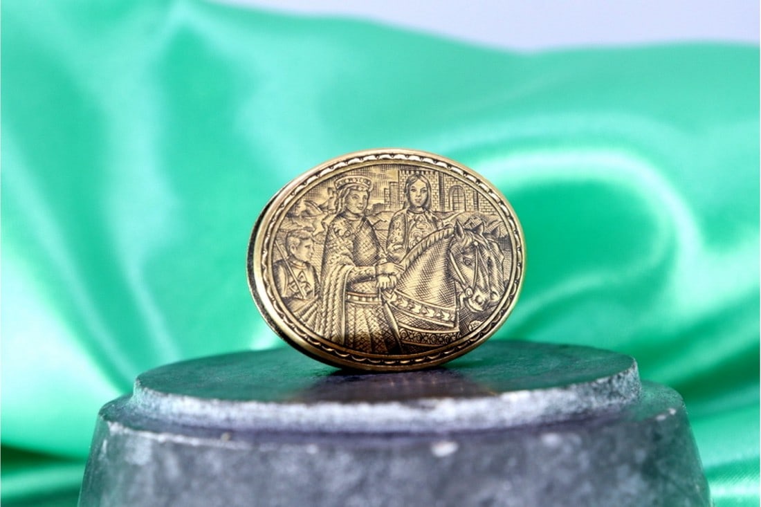 GOLD PILL BOX WITH ENGRAVINGS OF QUEEN SAINT ISABEL IN AN OVAL SHAPE AND FRIEZES ON THE EDGE: Title: GOLD PILL BOX WITH ENGRAVINGS OF QUEEN SAINT ISABEL IN AN OVAL SHAPE AND FRIEZES ON THE EDGE Description: Gold pill box with oval-shaped engravings of Queen Saint Isabel and friezes on the edge