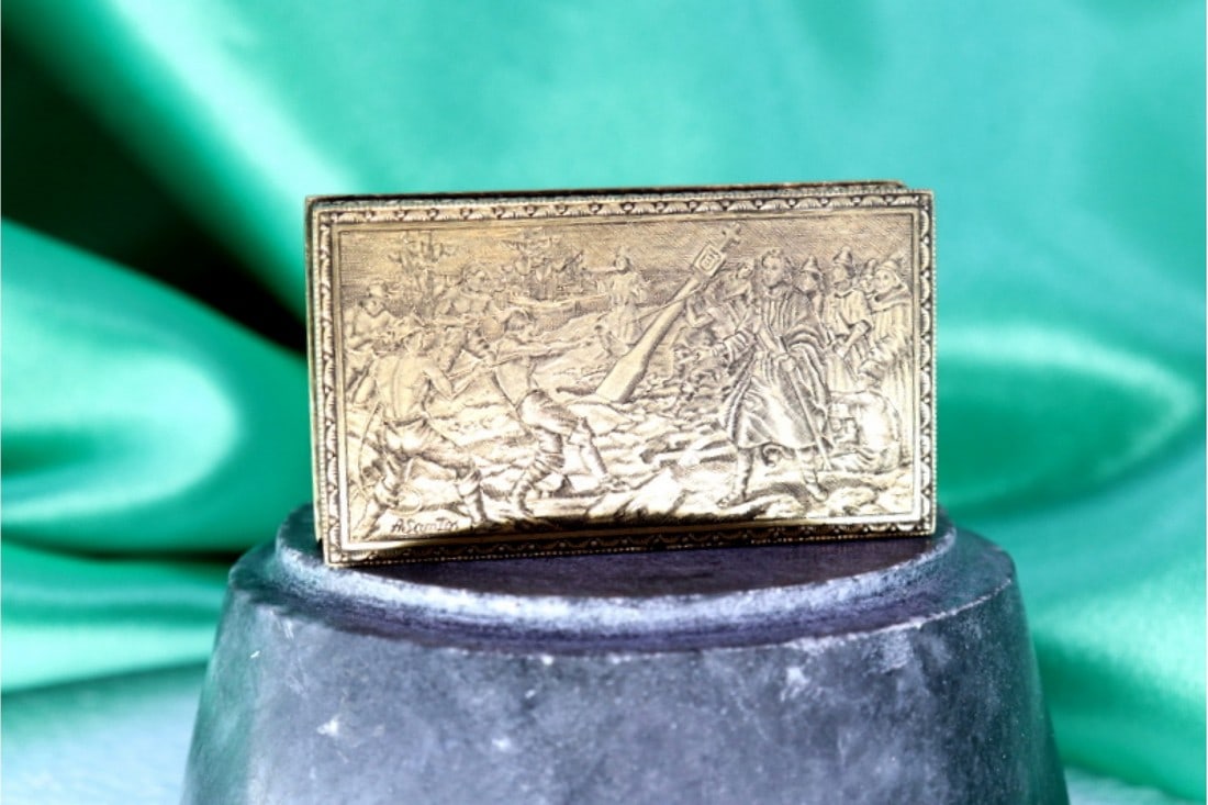 RECTANGULAR GOLD PILL BOX WITH ENGRAVINGS EVOKING THE ARRIVAL OF PEDRO ALVARES CABRAL IN BRAZIL: Title: RECTANGULAR GOLD PILL BOX WITH ENGRAVINGS EVOKING THE ARRIVAL OF PEDRO ALVARES CABRAL IN BRAZIL Description: Rectangular gold pill box with engravings evoking the arrival of Pedro Alvares Cabra
