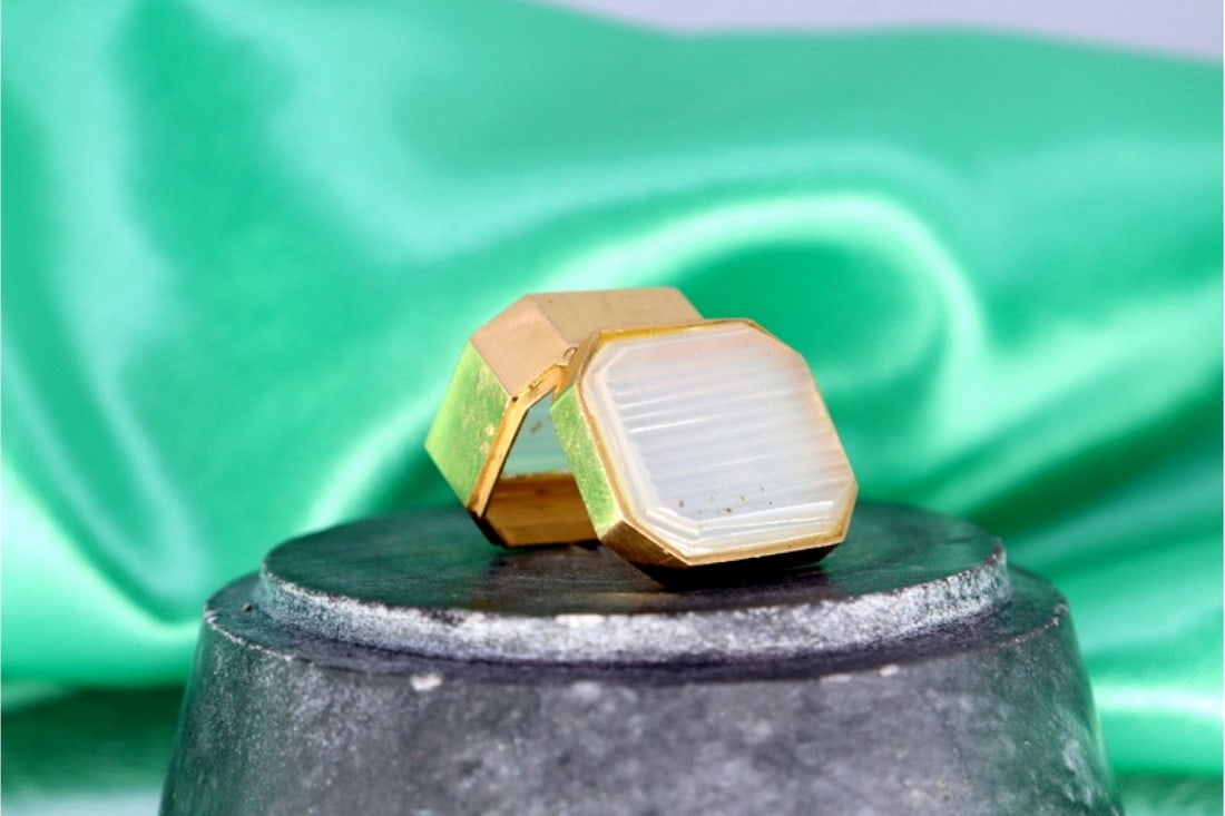 OCTAGONAL GOLD PILL BOX WITH QUARTZ STREAKED LID AND BACK: Title: OCTAGONAL GOLD PILL BOX WITH QUARTZ STREAKED LID AND BACK Description: Octagonal gold pill box with quartz striped lid and back. Metal: Gold. Origin: Portuguese. Brand: Drag?o. Weight: 15.31 gr