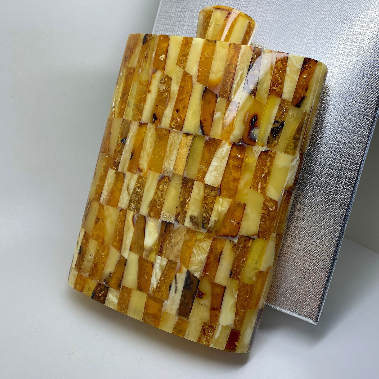 Fascinating Unique Antique Amber Hip Flask: Title: Fascinating Unique Antique Amber Hip Flask Metal:Metal Gemstone:Amber Weight:208.9 g Size:Size: 100 x 28.3 x 145.0 mm Size: 3.937 x 1.114 x 5.709 inches Made of:(Reconstituted Amber or Whole St