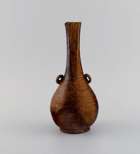 Takahara Satoshi &#39640;&#21407; &#25935; (1934-2011), japan. Unique Bizen stoneware vase with: Takahara Satoshi &#39640;&#21407; &#25935; (1934-2011), japan. Unique Bizen stoneware vase with handles at the side. 1980s / 90s. Measures: 22 x 10 cm. In excellent condition. Original box and certifi