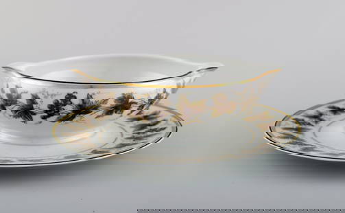 Limoges sauce boat on stand in porcelain with hand-painted grape vines and gold decoration. 1930s /: Limoges sauce boat on stand in porcelain with hand-painted grape vines and gold decoration. 1930s / 40s. Measures: 19.5 x 6.5 cm. In excellent condition. Stamped. Reserve: $175.00 