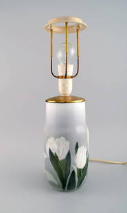 Royal Copenhagen table lamp in hand-painted porcelain with floral motifs. 1920s.: Royal Copenhagen table lamp in hand-painted porcelain with floral motifs. 1920s. Measures: 23.5 x 13 cm (ex socket). In excellent condition. Stamped. Reserve: $329.00 Shipping:Domestic: Shipping